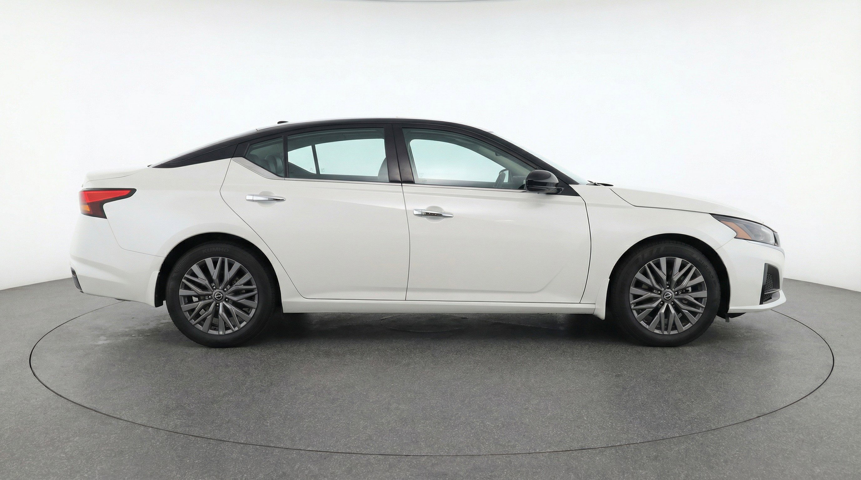 Used 2025 Nissan Altima 2.5 SV image 11