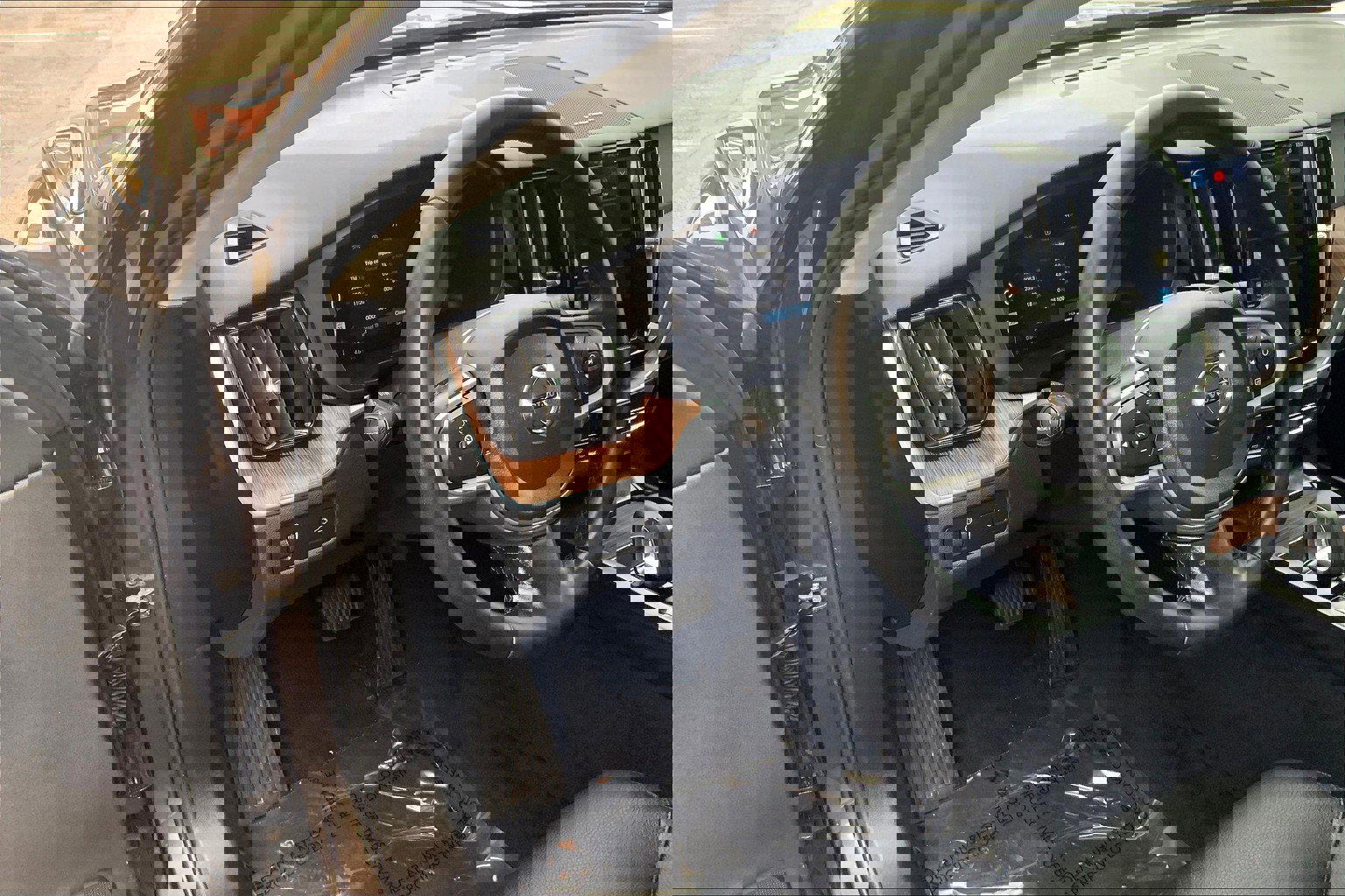 Used 2022 Volvo XC60 B5 Momentum w/ Climate Package image 15