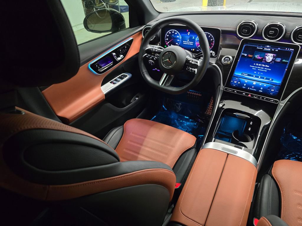 Used 2025 Mercedes-Benz GLC 300 4MATIC w/ AMG Line image 35