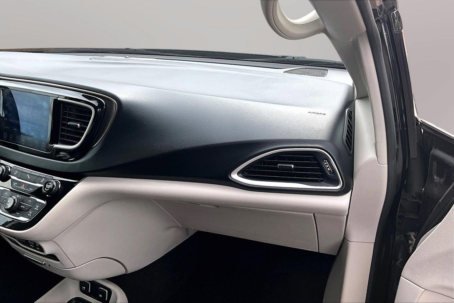 Used 2017 Chrysler Pacifica Touring-L FWD image 21