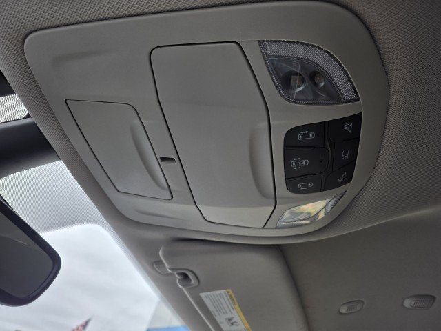 Used 2020 Chrysler Pacifica Touring w/ Advanced Safetytec Group FWD image 3