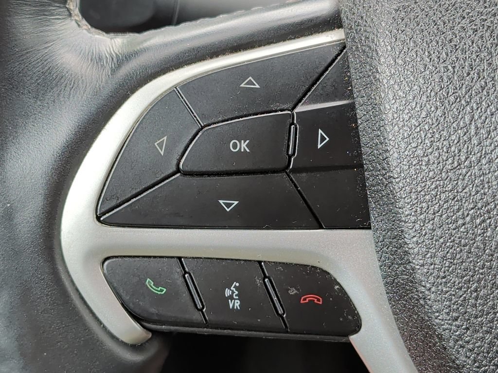Used 2018 Jeep Cherokee Latitude Plus w/ Cold Weather Group AWD/4WD image 12