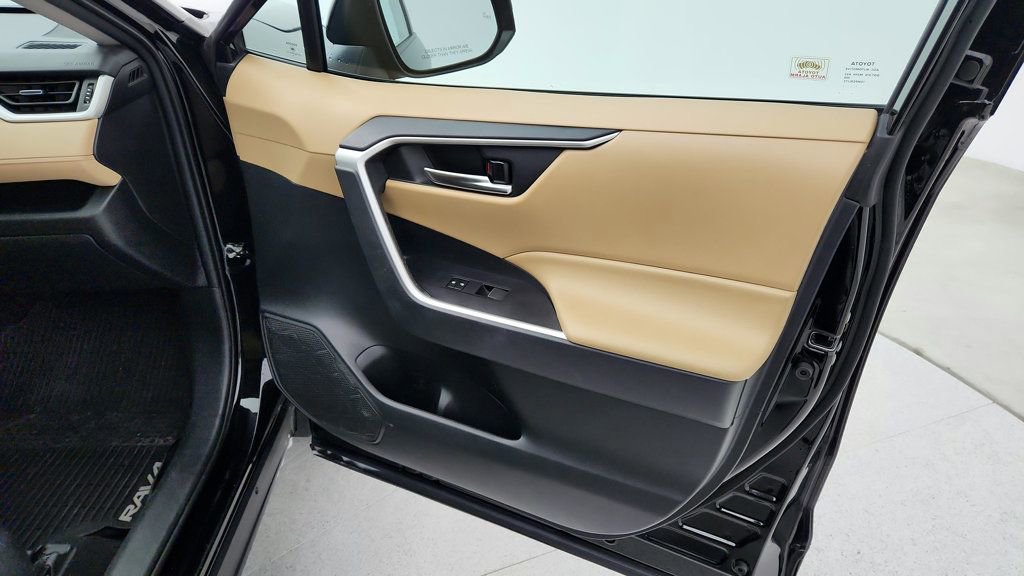 Used 2020 Toyota RAV4 XLE Premium image 26