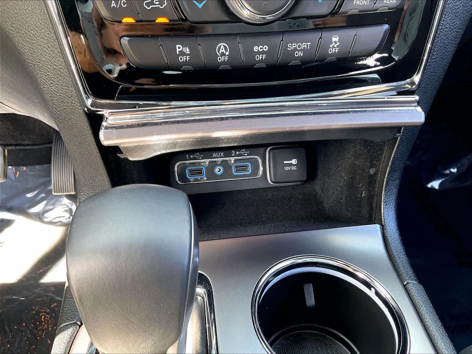 Used 2019 Jeep Grand Cherokee Laredo AWD/4WD image 37