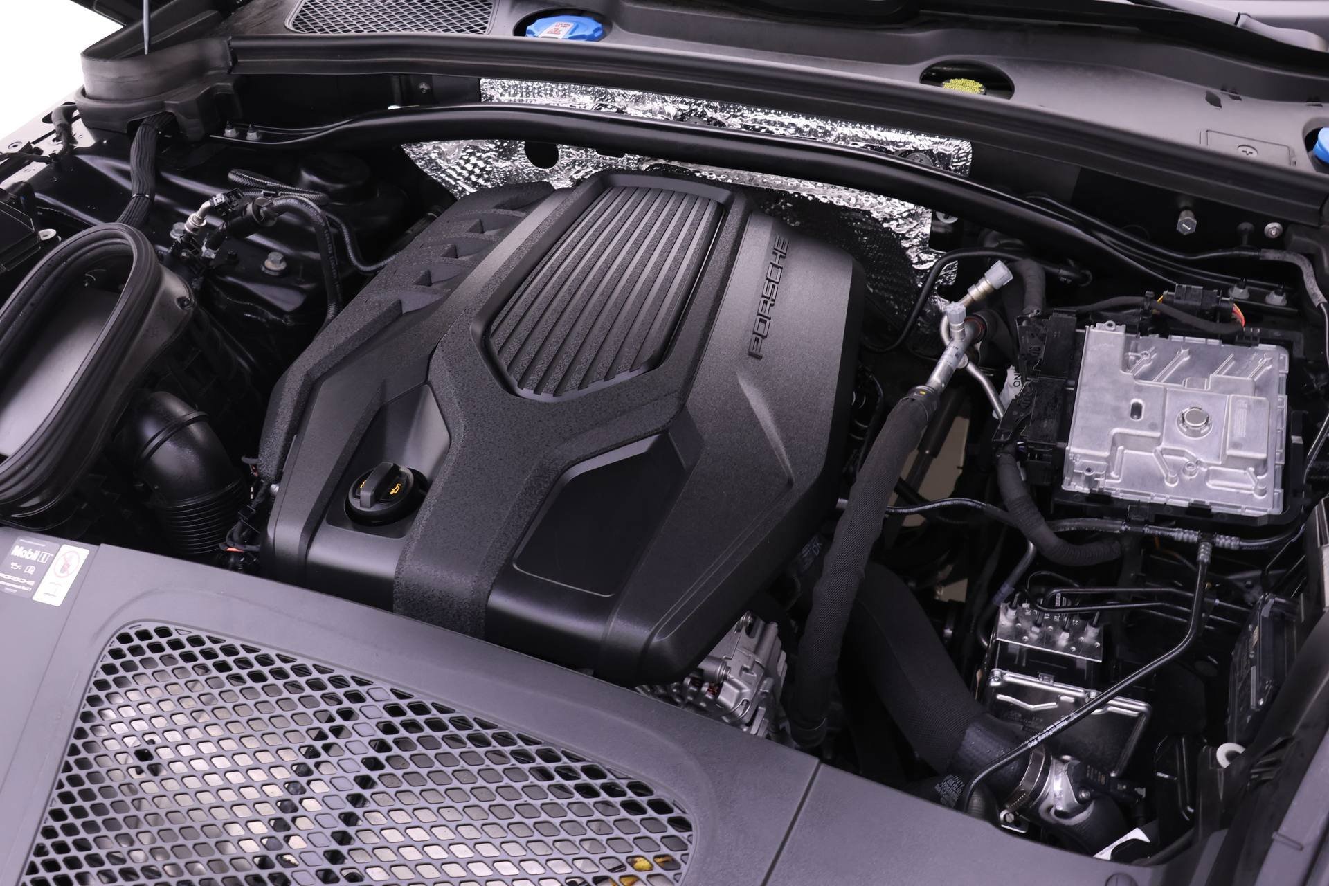 Used 2025 Porsche Macan image 24