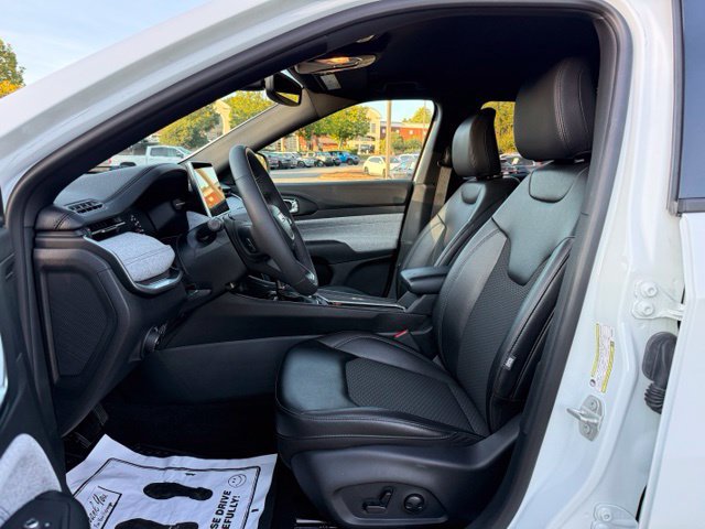 Used 2023 Jeep Compass Latitude w/ Convenience Group AWD/4WD image 13