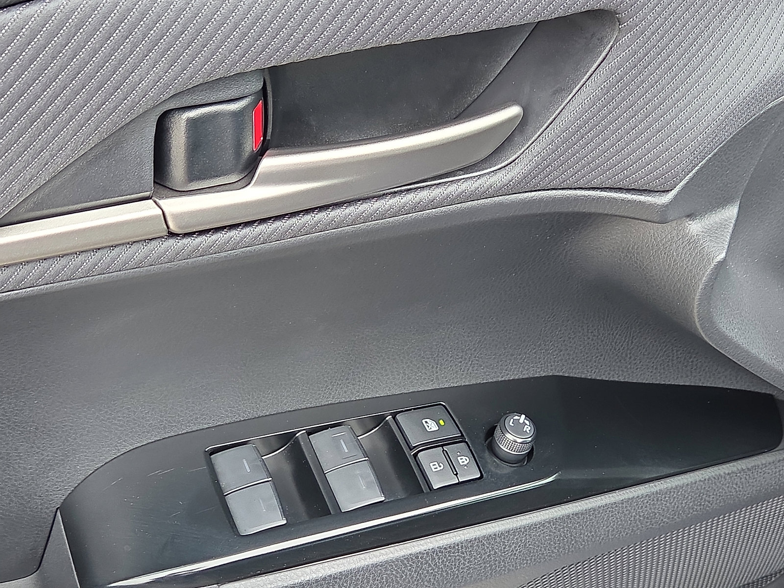 Used 2025 Toyota Camry SE image 13