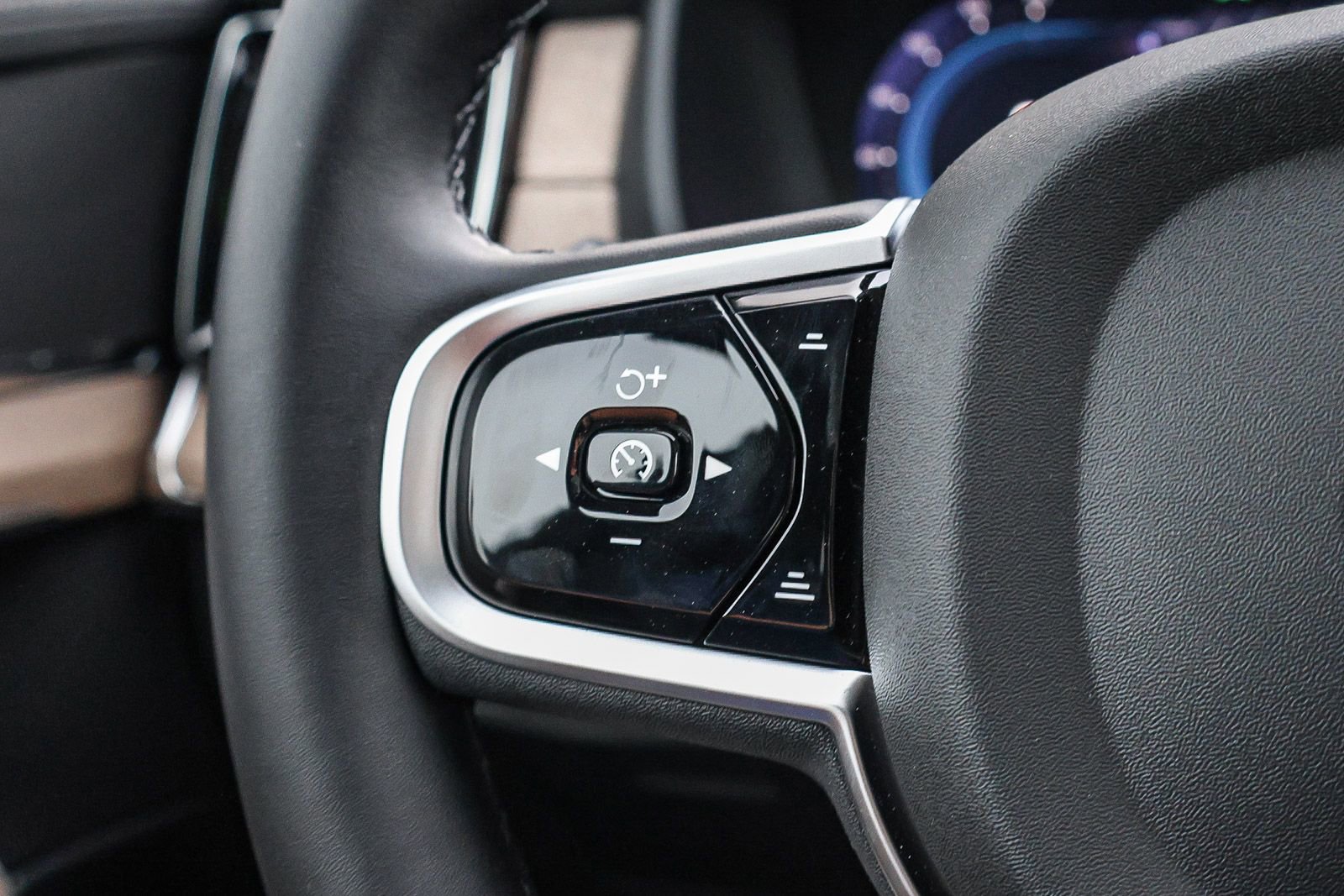 New 2025 Volvo XC90 B6 Core w/ Climate Package image 37