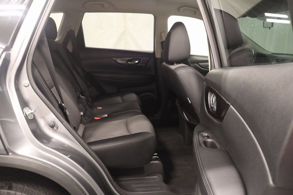 Used 2018 Nissan Rogue SV image 17