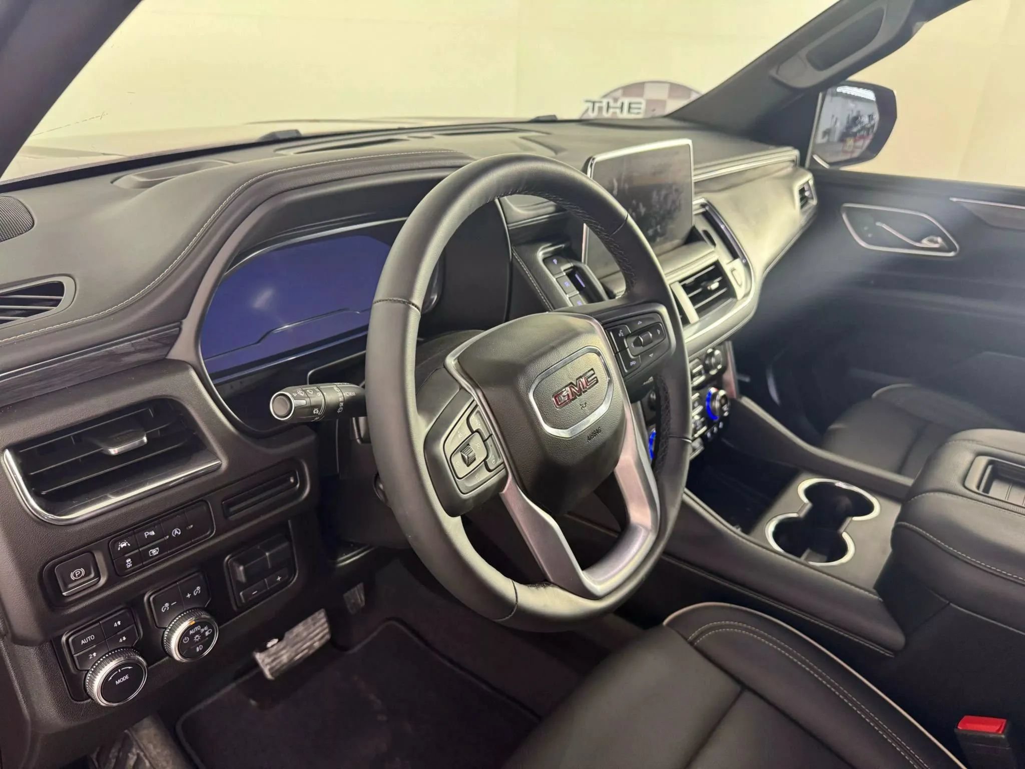 Used 2023 GMC Yukon SLT w/ SLT Luxury Package AWD/4WD image 10