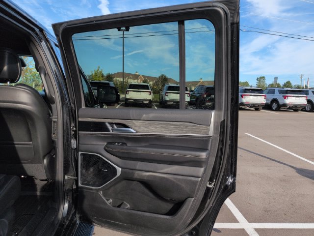 Used 2022 Jeep Wagoneer Series III AWD/4WD image 15
