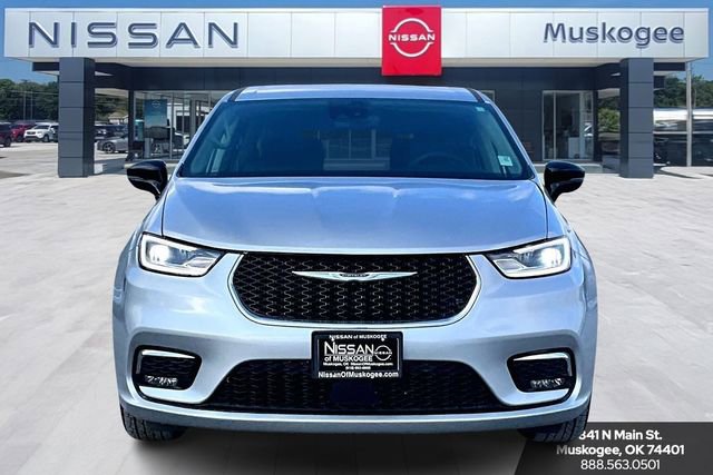 Used 2024 Chrysler Pacifica Touring-L image 2