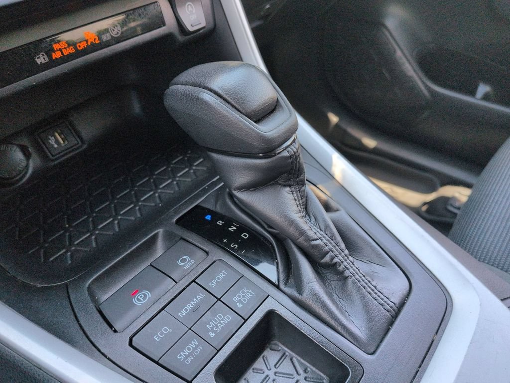 Used 2025 Toyota RAV4 LE AWD/4WD image 19