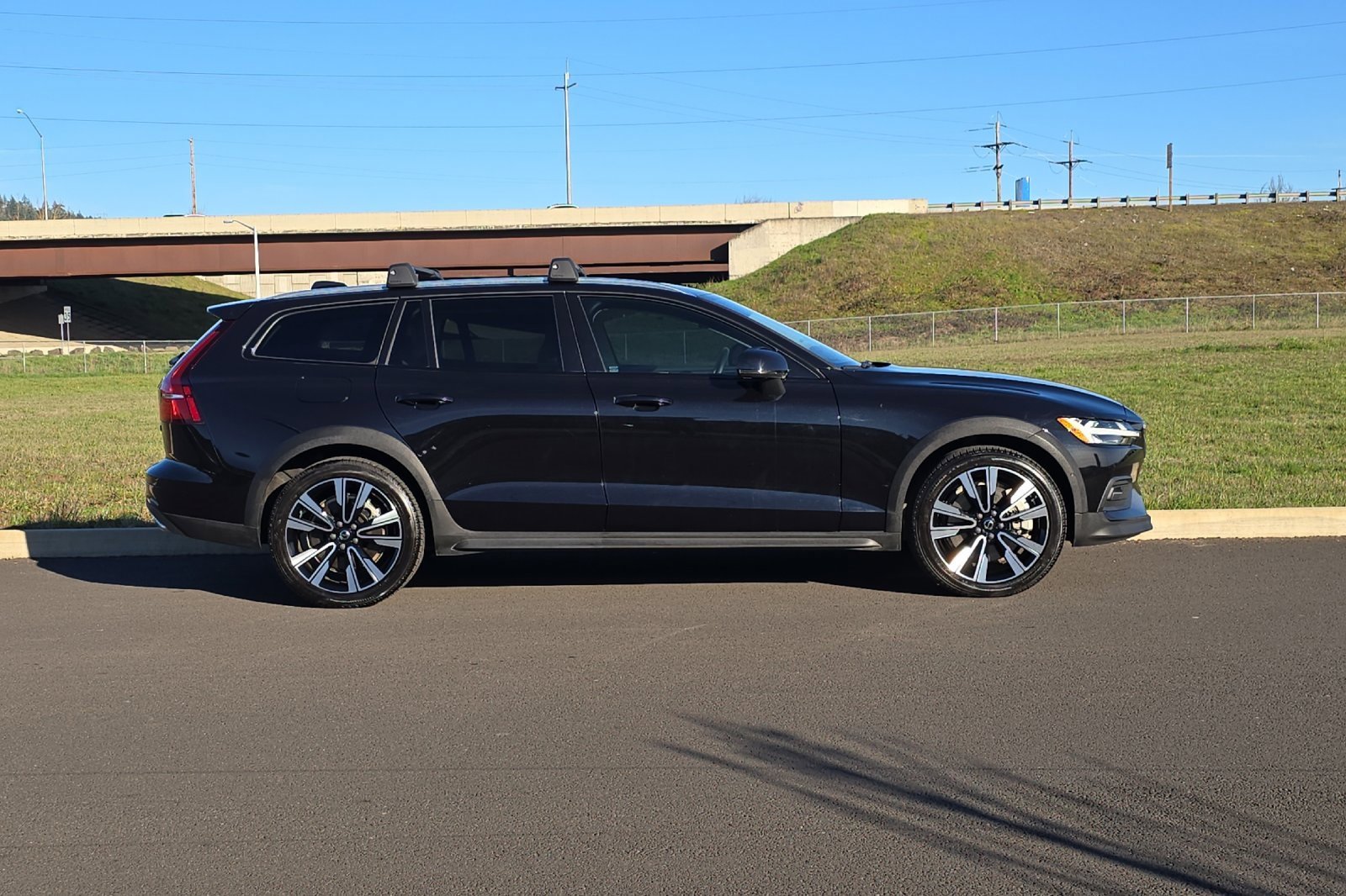 Used 2022 Volvo V60 T5 Cross Country w/ Advanced Package image 2