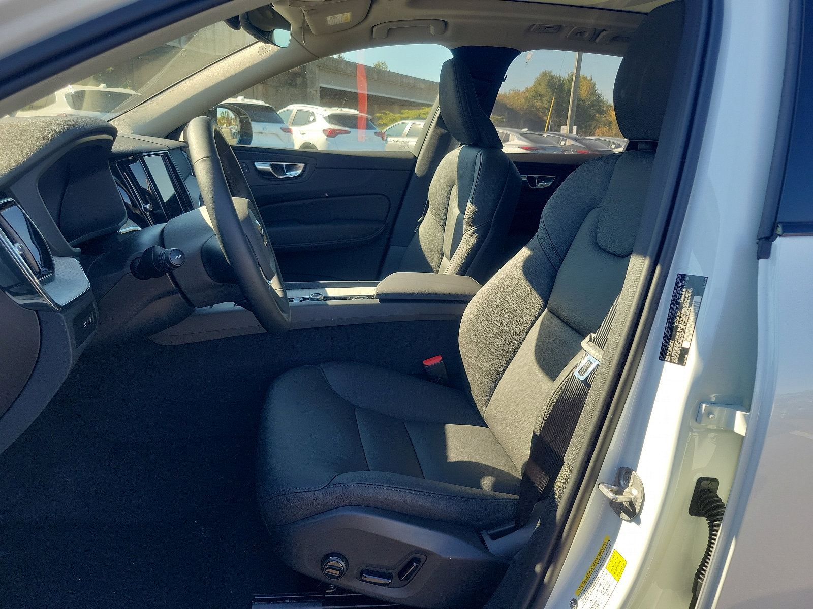 Certified 2025 Volvo XC60 T8 Plus w/ Protection Package Premier image 9