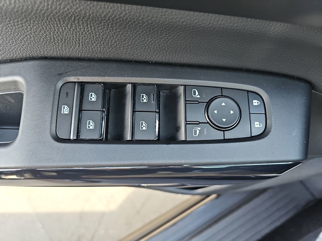 Used 2025 Nissan Pathfinder SV image 32