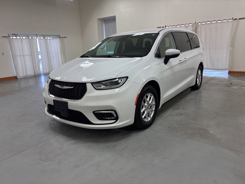 Used 2023 Chrysler Pacifica Touring-L FWD image 4