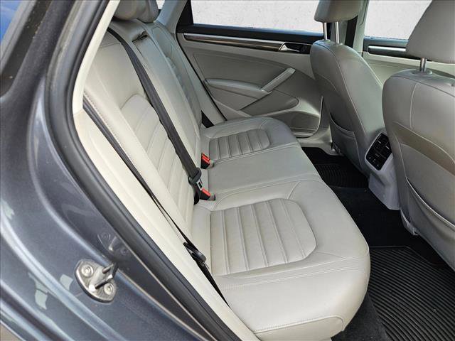 Used 2017 Volkswagen Passat 3.6 SEL Premium FWD image 16