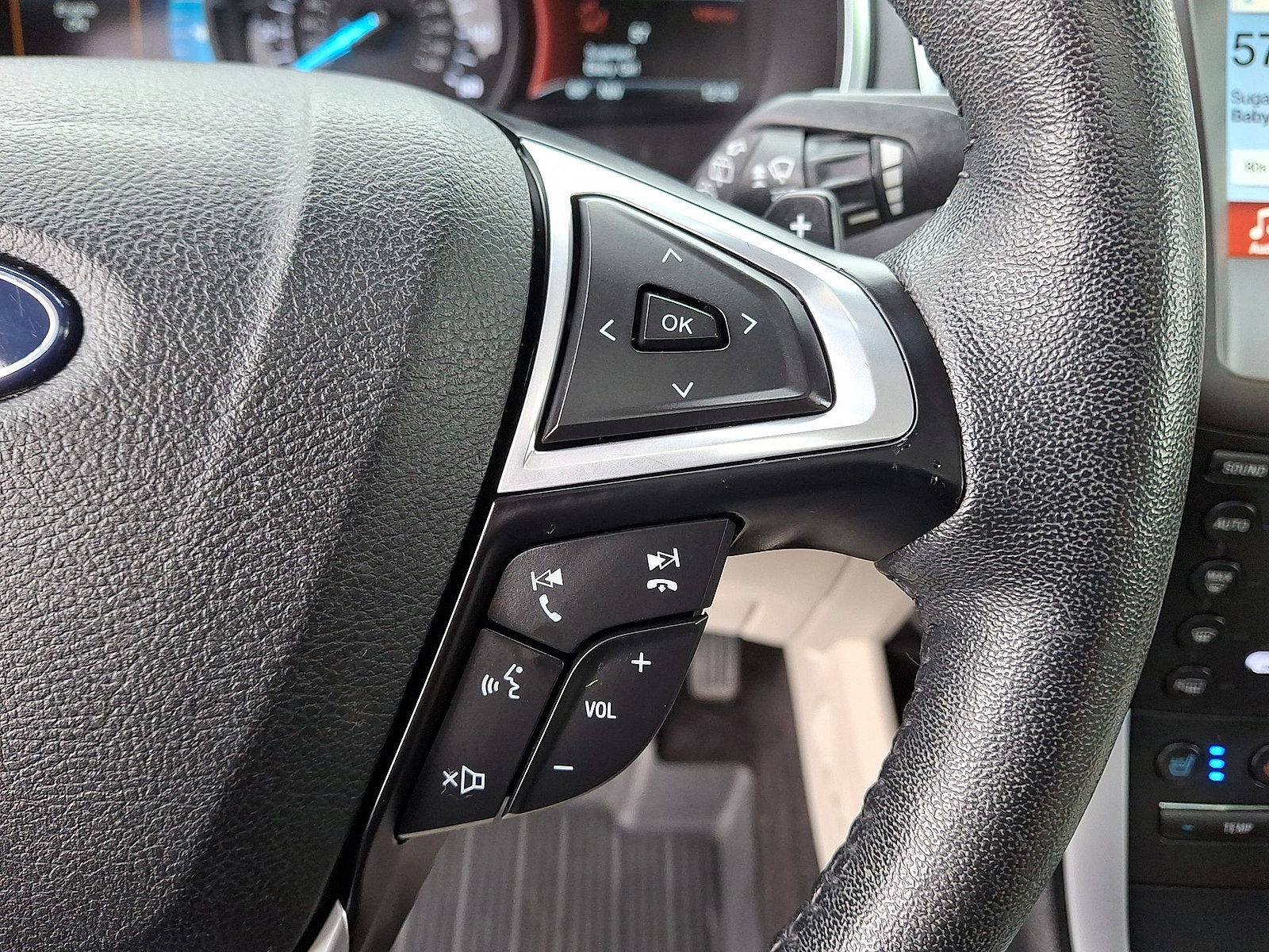 Used 2018 Ford Edge Titanium w/ Equipment Group 302A AWD/4WD image 18