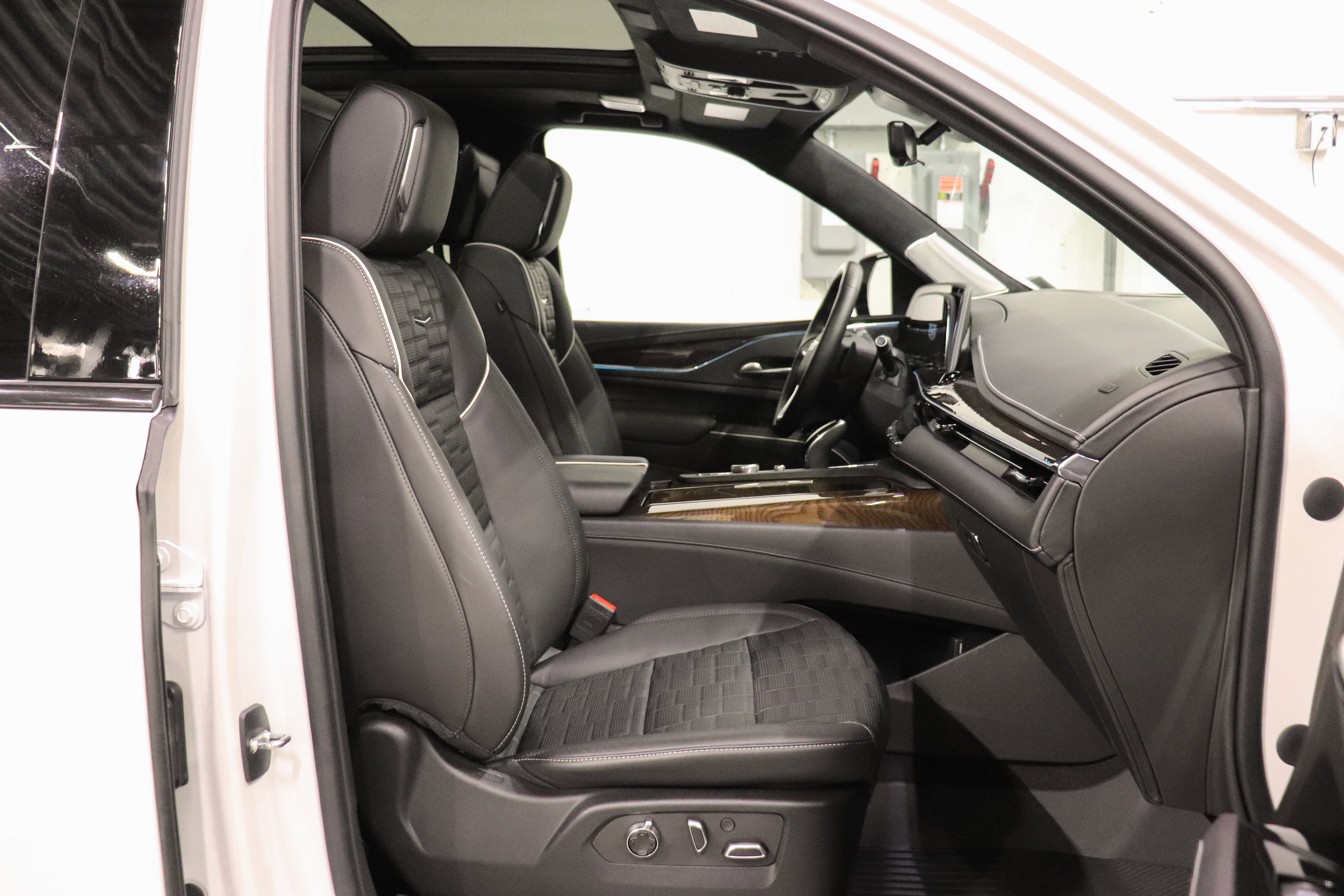 Used 2023 Cadillac Escalade ESV Sport Platinum w/ LPO, ONYX Package image 15