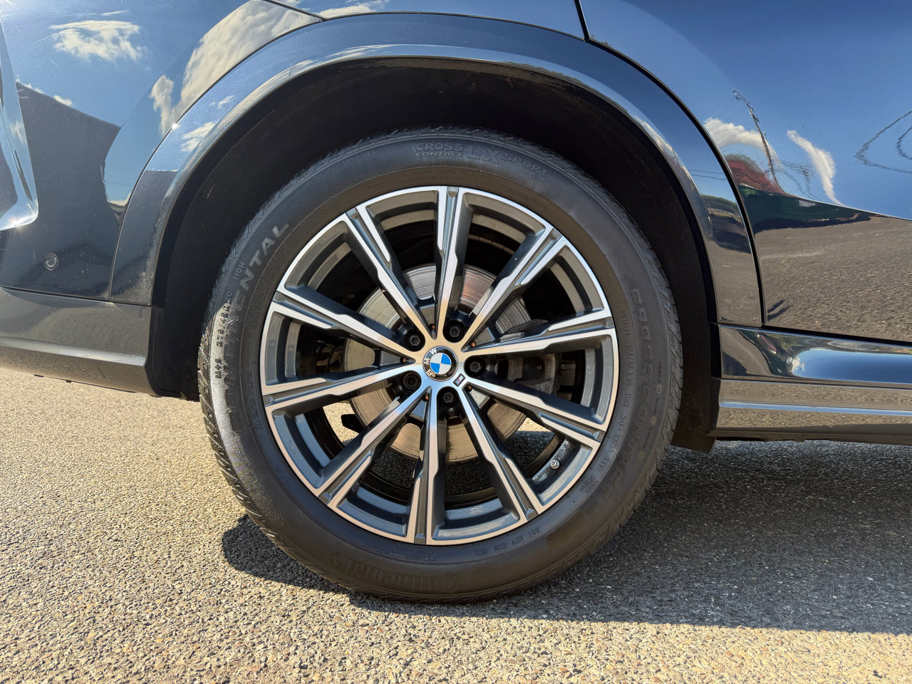 Used 2021 BMW X6 xDrive40i w/ Premium Essential Package image 29