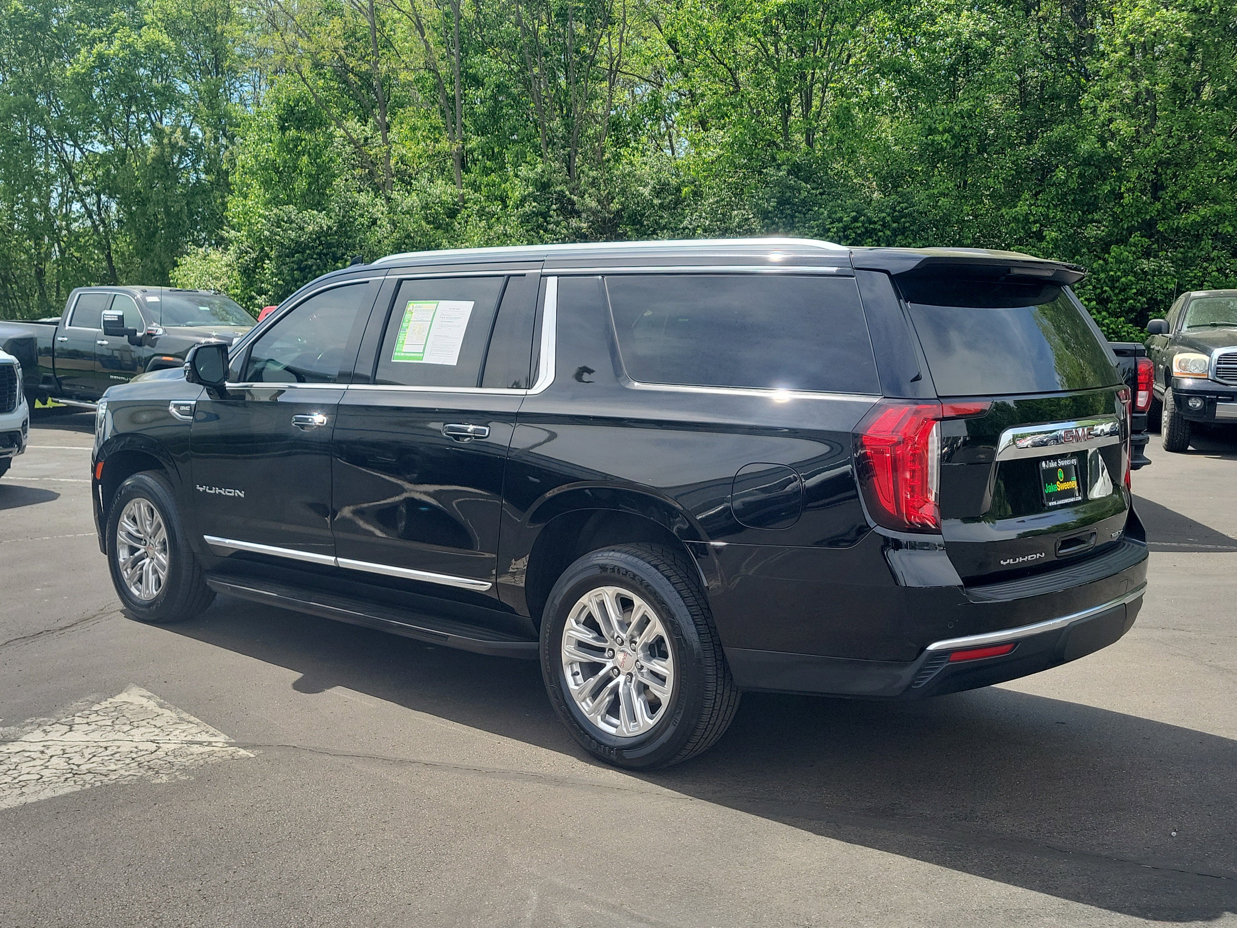 Used 2021 GMC Yukon XL SLT w/ SLT Premium Package image 3