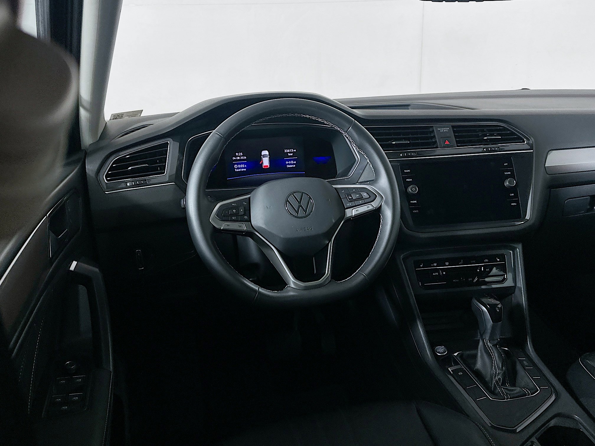 Used 2022 Volkswagen Tiguan SE w/ Panoramic Sunroof Package image 17