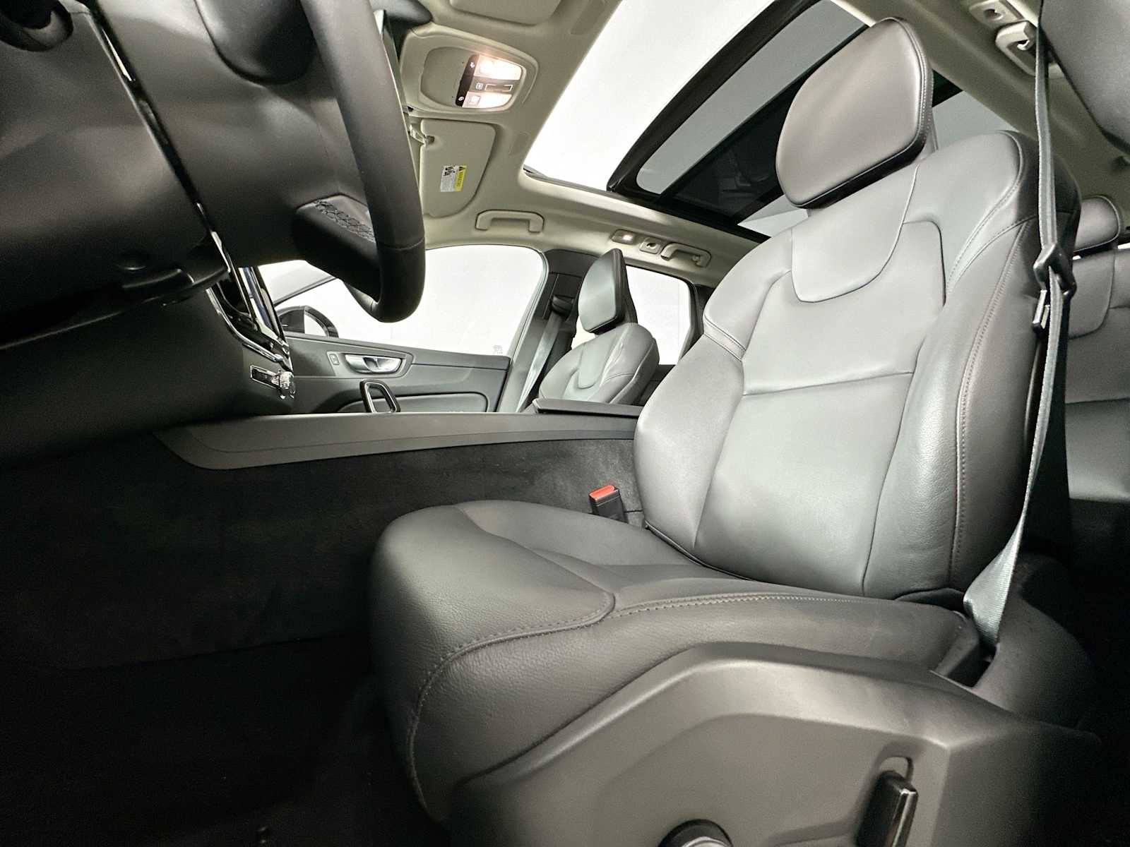 Used 2025 Volvo XC60 T8 Plus image 19