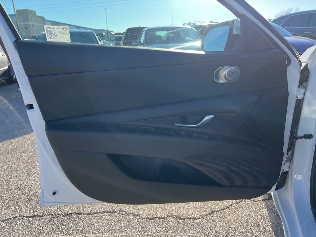 Used 2025 Hyundai Elantra SE image 12