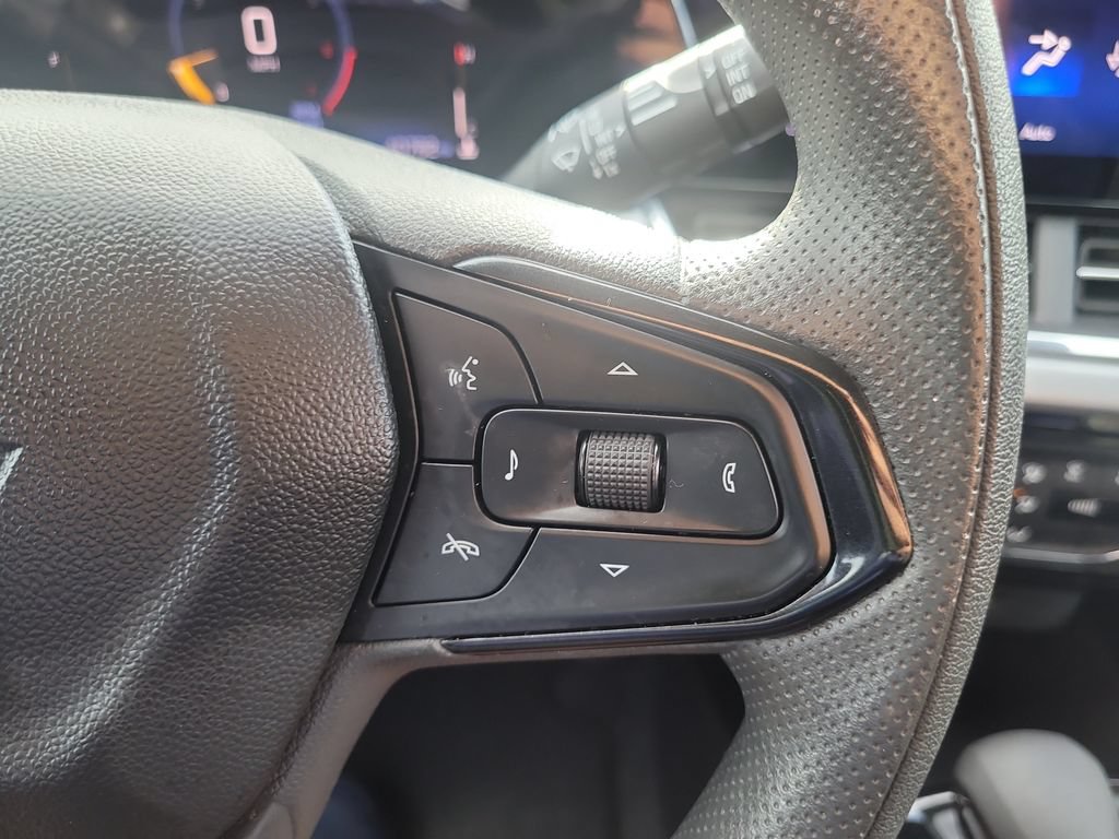 Used 2025 Chevrolet Trax LT FWD image 32