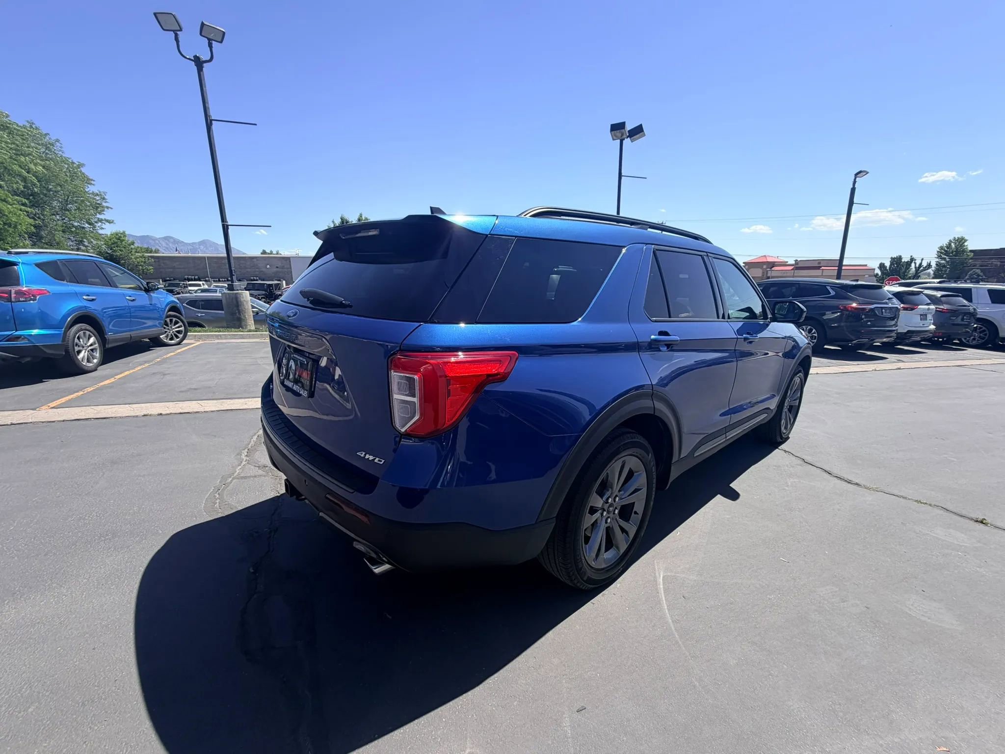 Used 2022 Ford Explorer XLT w/ Equipment Group 202A AWD/4WD image 4