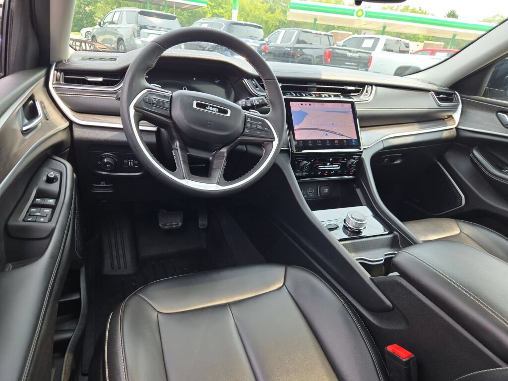 Used 2024 Jeep Grand Cherokee L Limited w/ Black Appearance Package AWD/4WD image 22
