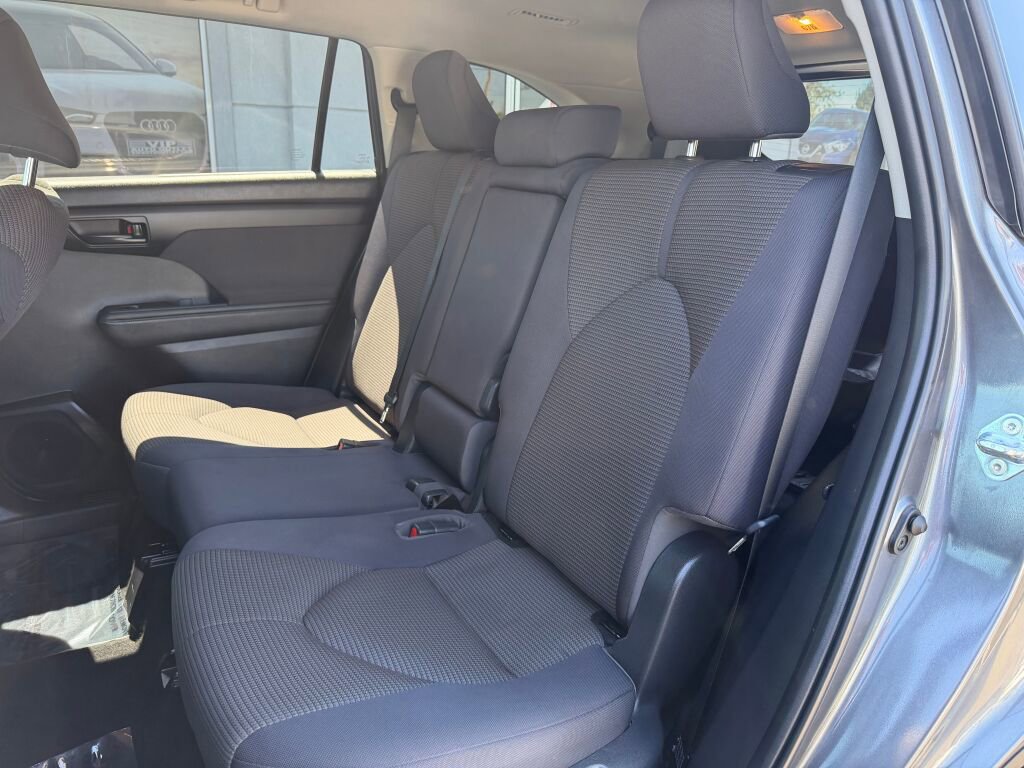 Used 2023 Toyota Highlander LE AWD/4WD image 24