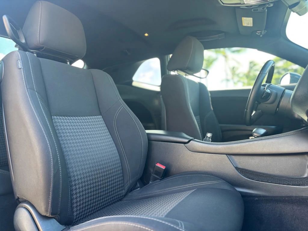 Used 2016 Dodge Challenger SXT w/ Blacktop Package image 9