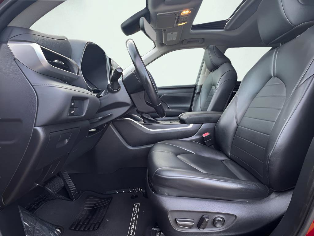 Used 2020 Toyota Highlander XLE image 15