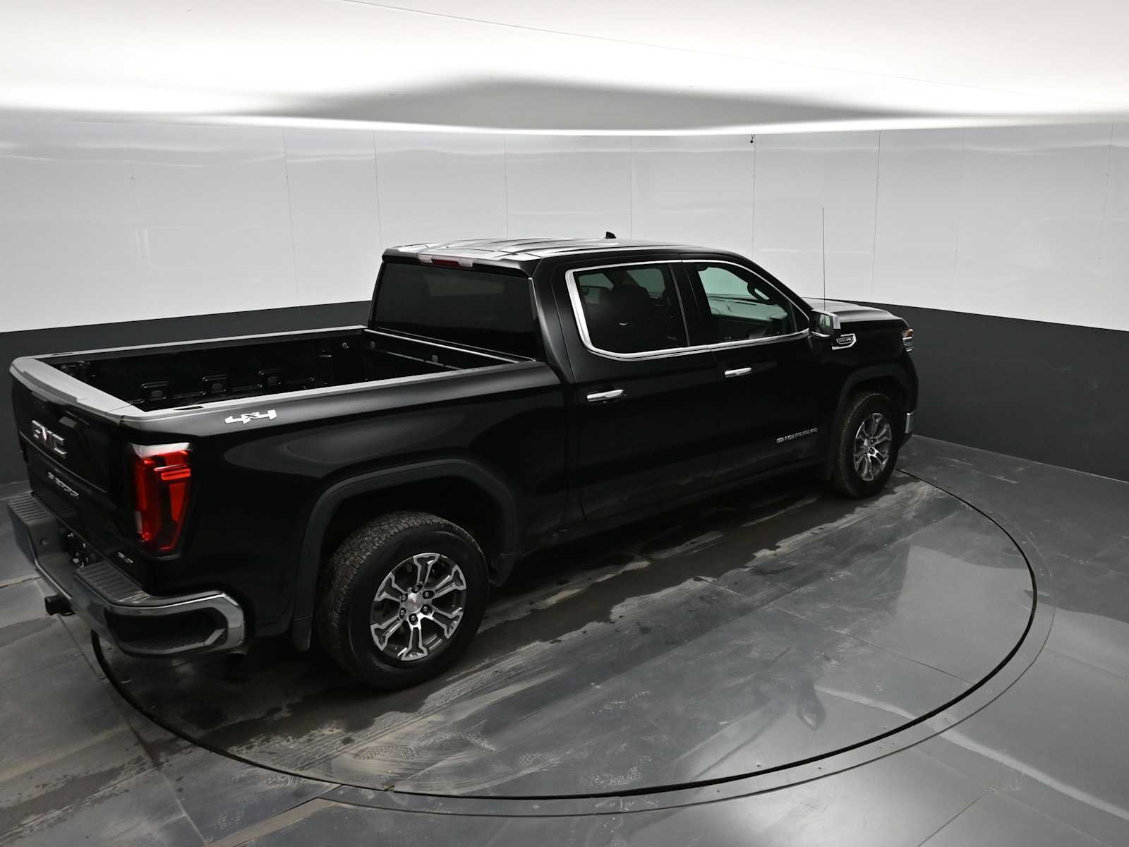 Used 2025 GMC Sierra 1500 SLT AWD/4WD image 30