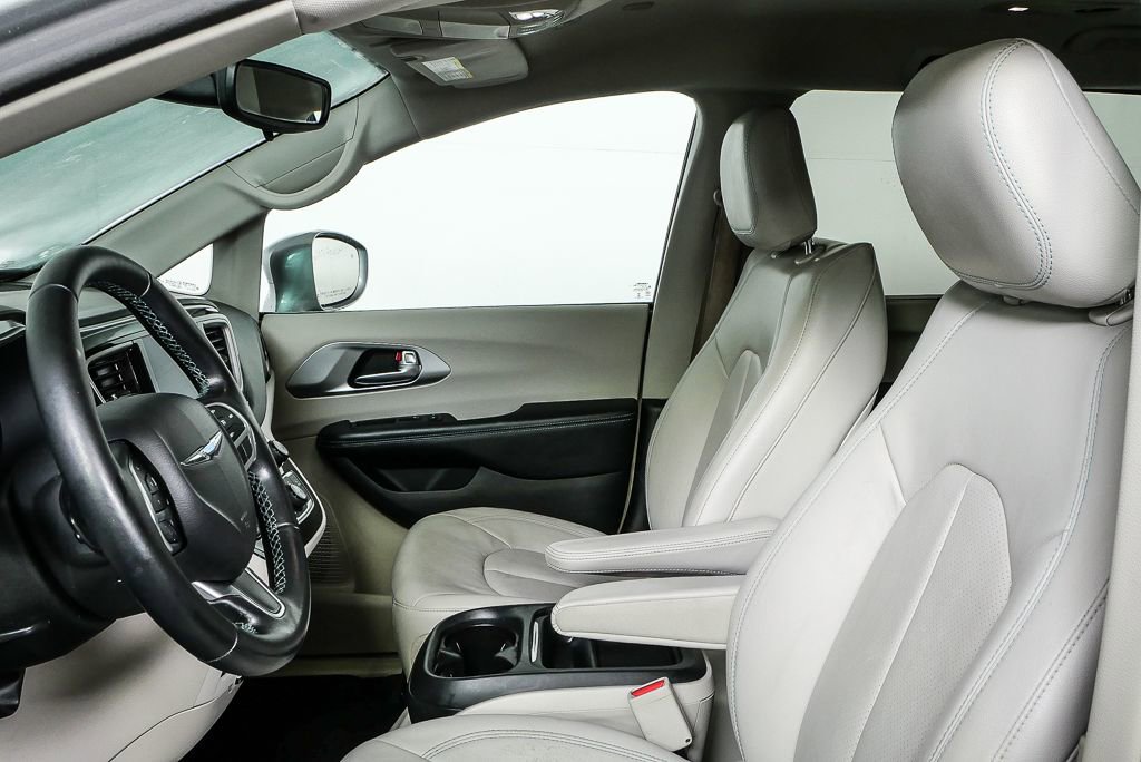 Used 2018 Chrysler Pacifica Touring-L image 10