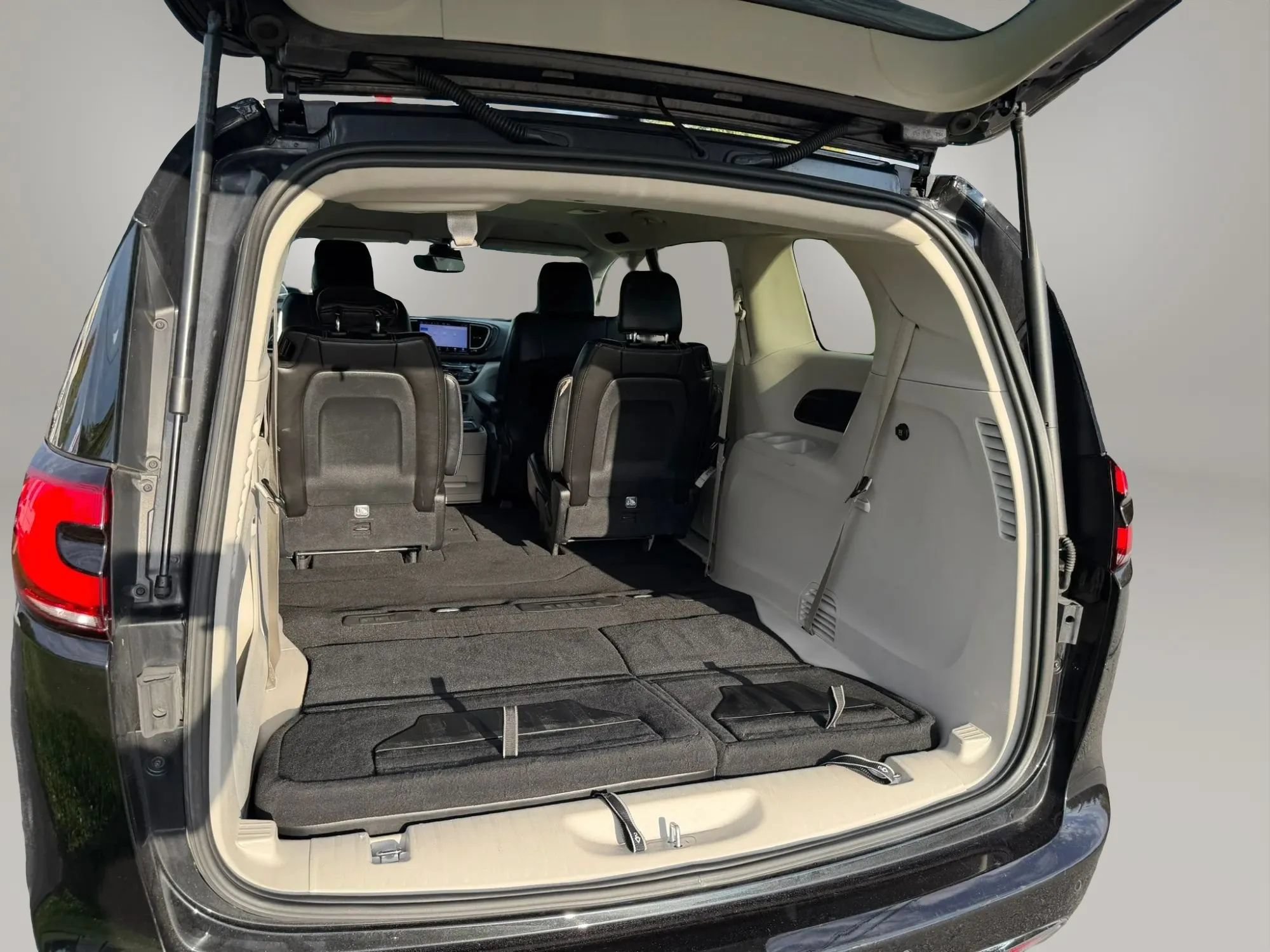 Used 2023 Chrysler Pacifica Touring-L FWD image 41