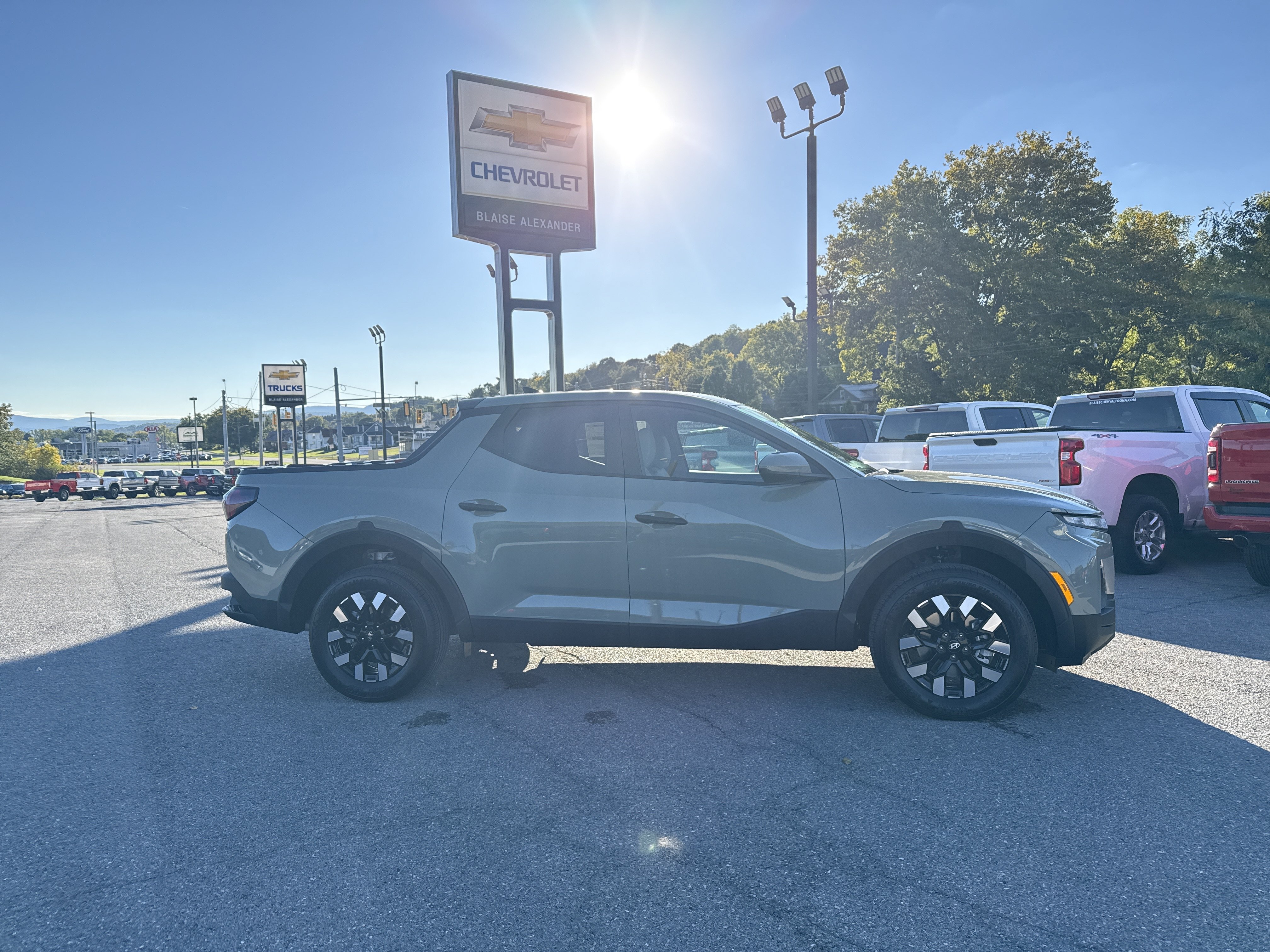New 2027 Hyundai Santa Cruz SE AWD/4WD image 2
