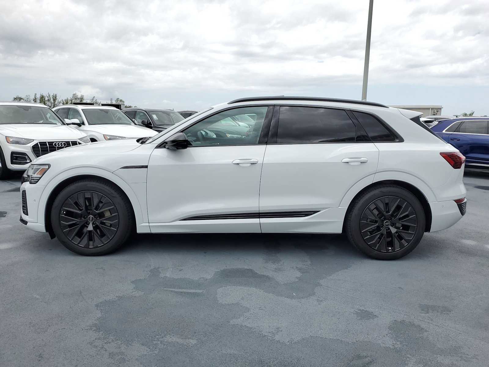 Used 2024 Audi Q8 e-tron Prestige w/ Prestige Package AWD/4WD video 3