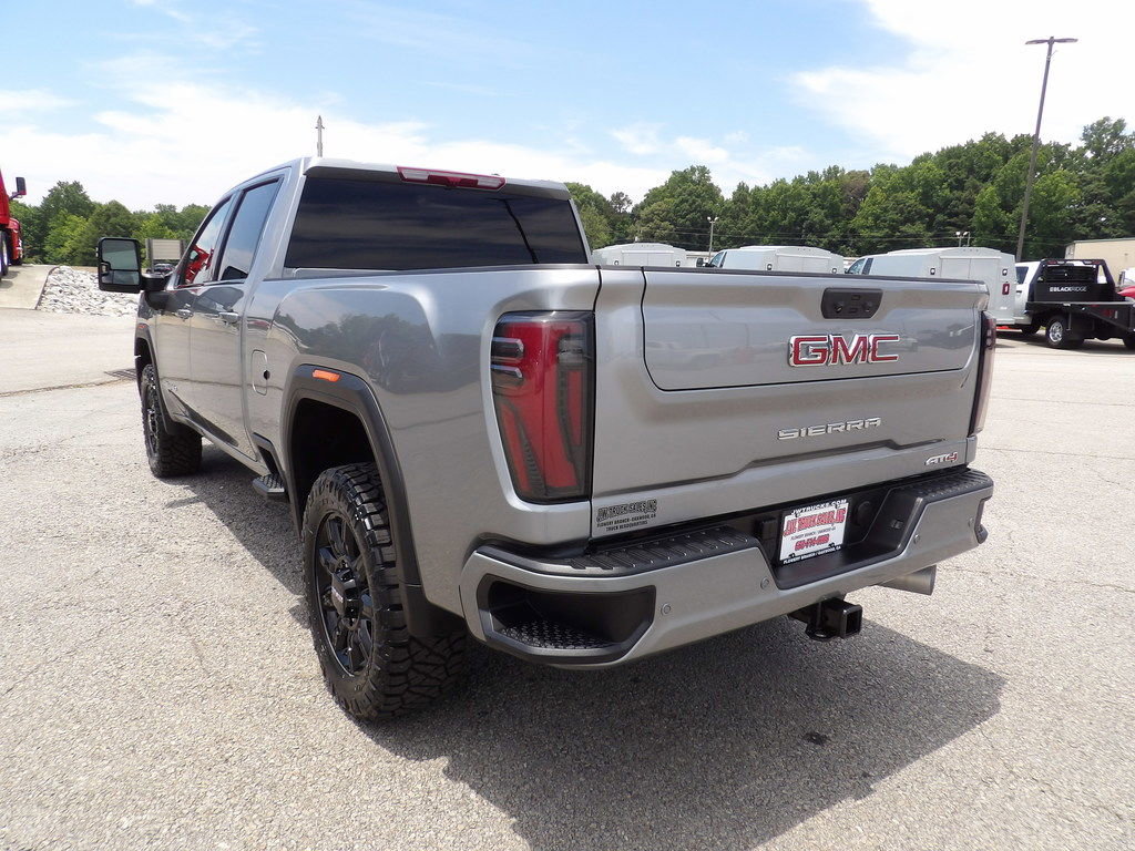 Used 2025 GMC Sierra 2500 AT4 AWD/4WD image 5