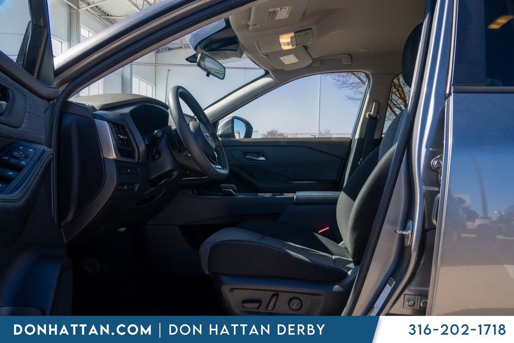 Used 2023 Nissan Rogue SV image 3