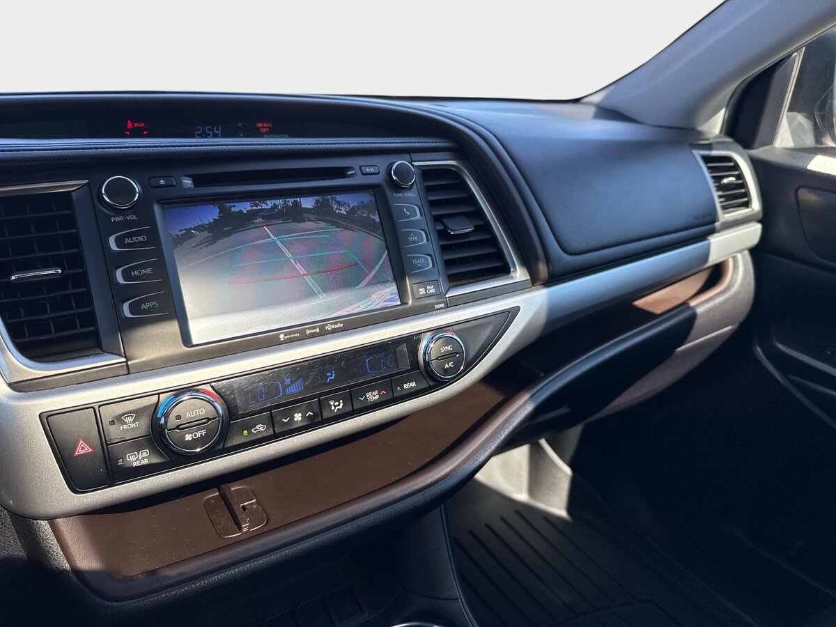 Used 2019 Toyota Highlander XLE FWD image 25