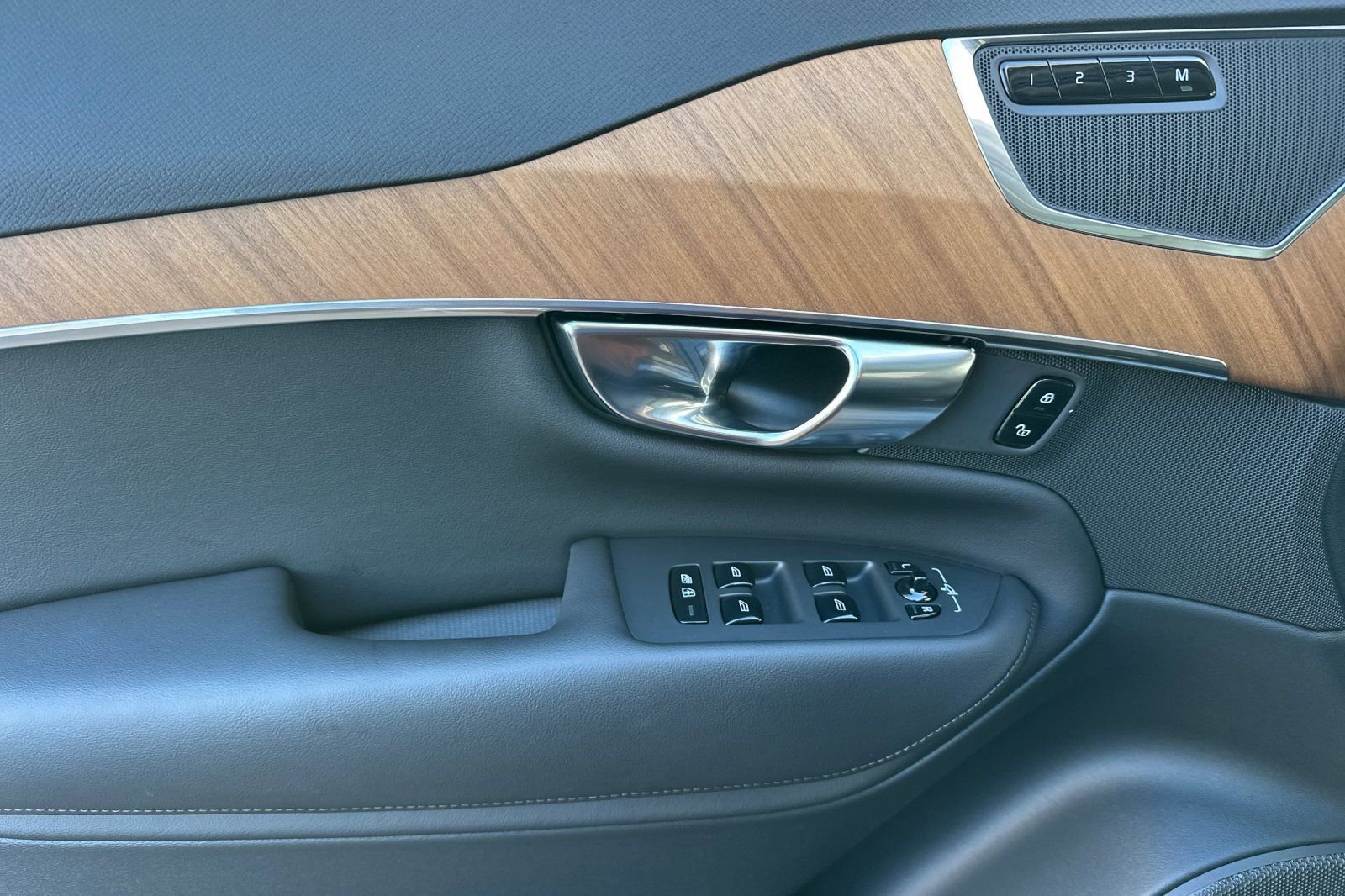 Used 2025 Volvo XC90 T8 Core w/ Climate Package image 15