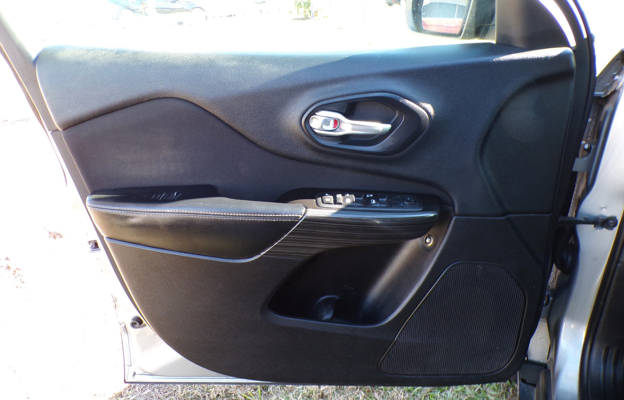 Used 2014 Jeep Cherokee Latitude w/ Comfort/Convenience Group image 31