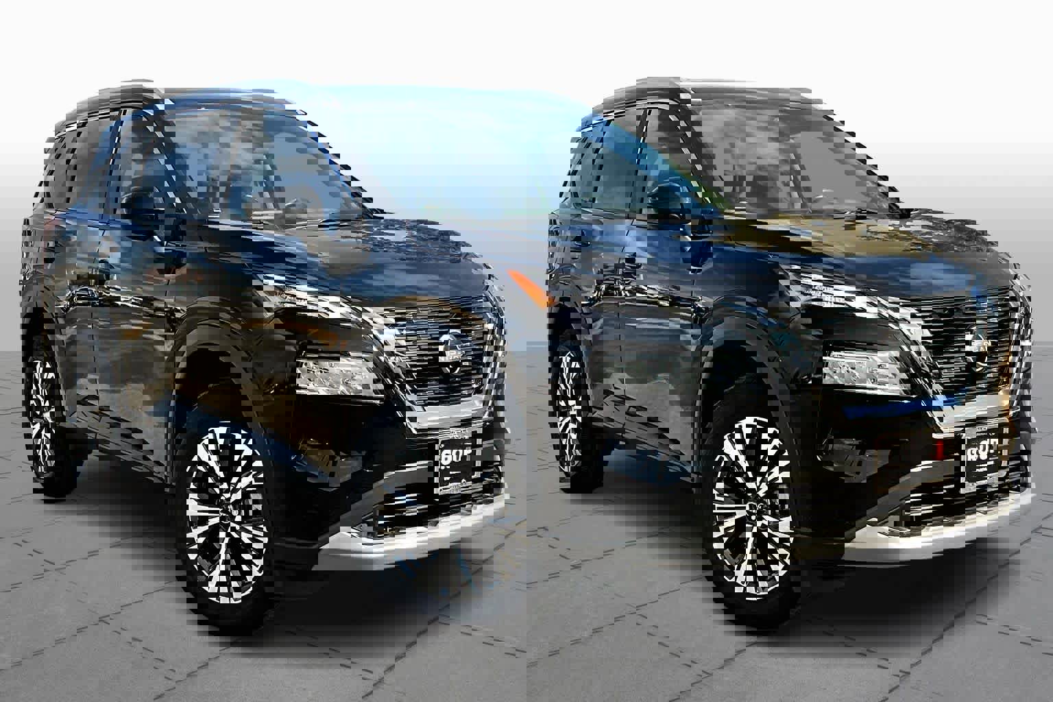 Used 2023 Nissan Rogue SV w/ SV Premium B Package image 2