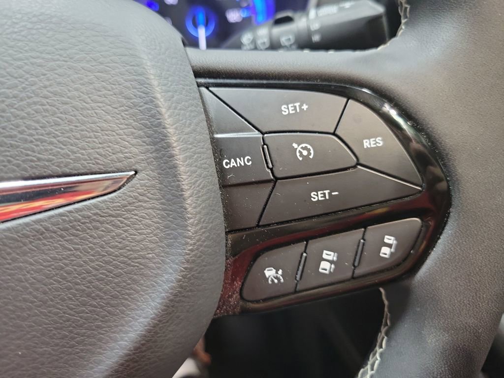 Used 2025 Chrysler Pacifica Limited image 32