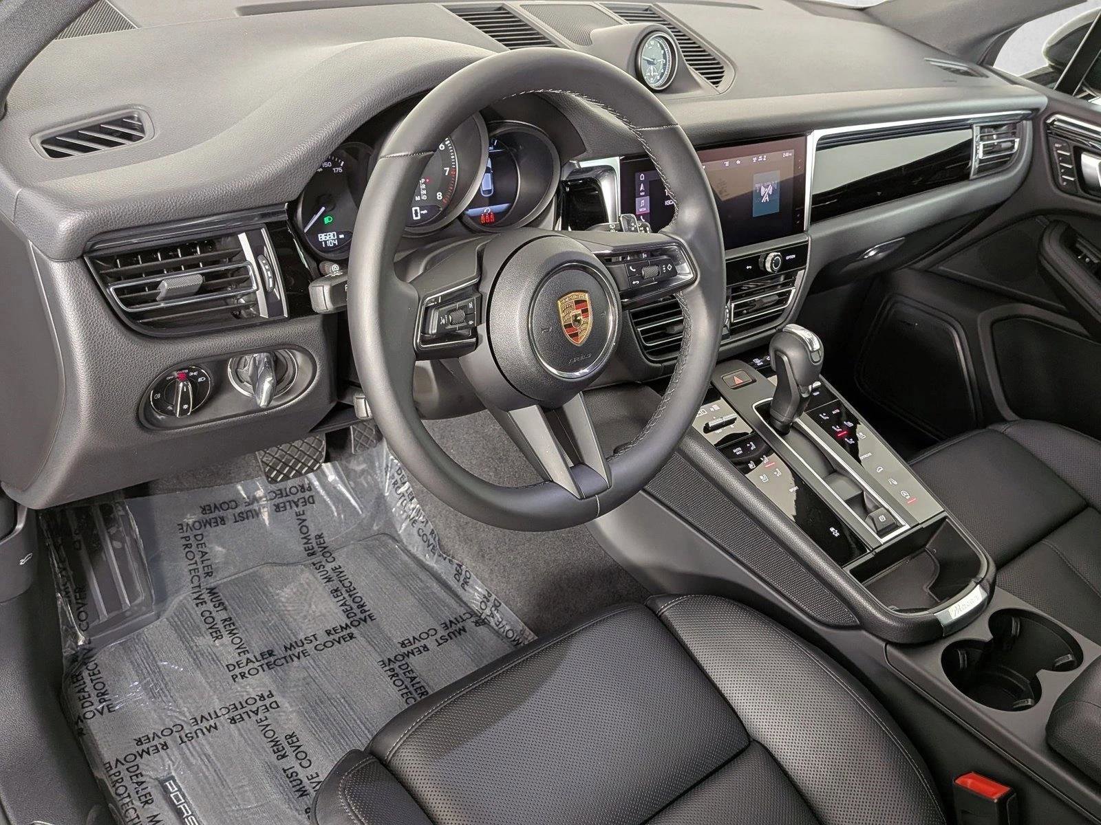Certified 2025 Porsche Macan AWD/4WD image 4