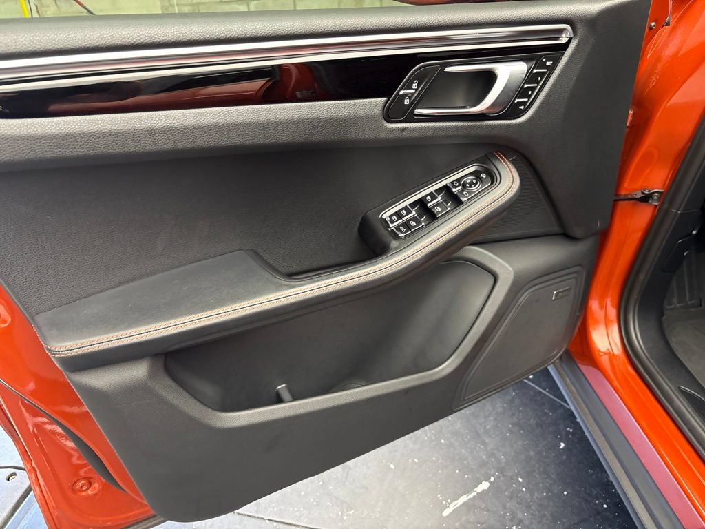Certified 2024 Porsche Macan AWD/4WD image 4