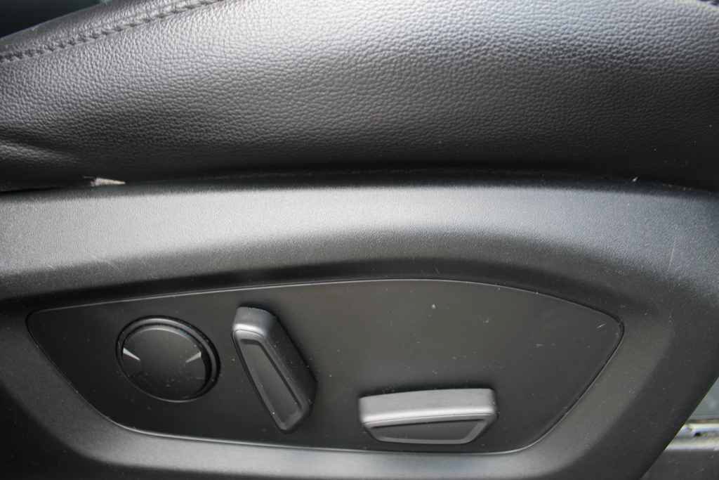 Used 2020 Ford Explorer XLT w/ Equipment Group 202A AWD/4WD image 34